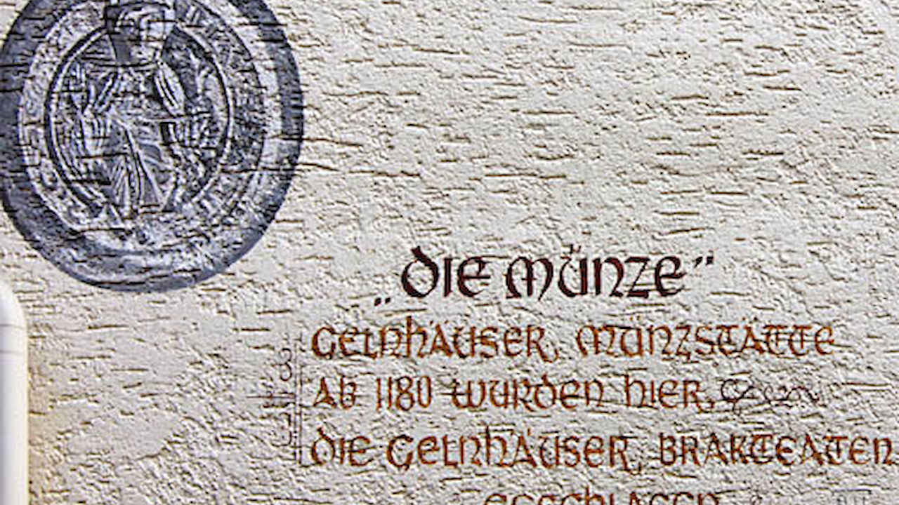 Hinweis an der Wand des Gebäudes